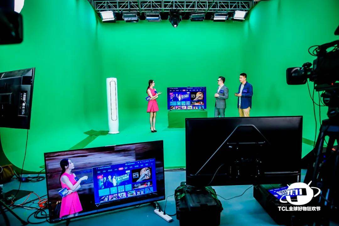 一男一女在房间里打扑克是什么梗 - 超清画质